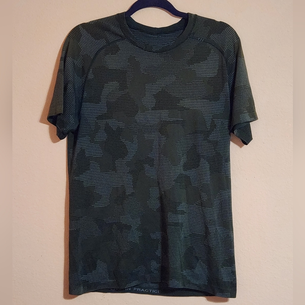 Lululemon Men's Metal Vent Tech Short-Sleeve Shirt - Camo size M